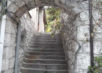 Продам 2-комнатную квартиру, 52 м2, Алупка, улица имени Розы Люксембург, 30