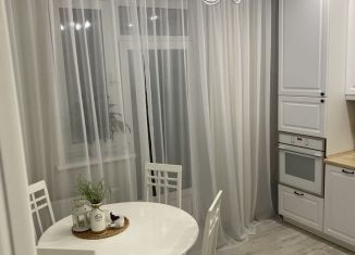 Продажа 3-ком. квартиры, 80 м2, Тюмень, улица Бакинских Комиссаров, 1