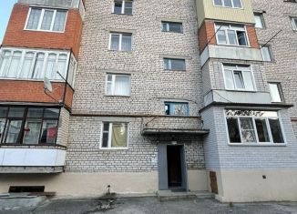 Сдается двухкомнатная квартира, 52.2 м2, Карачаево-Черкесия, улица Курджиева, 2Б