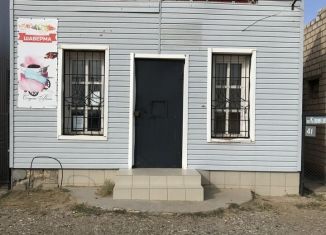 Продаю торговую площадь, 36 м2, Калмыкия, улица Клыкова, 41