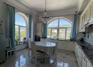 Продам 5-ком. квартиру, 136 м2, Геленджик, Новороссийская улица, 75