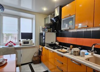 Продам трехкомнатную квартиру, 69.7 м2, Боровичи, набережная 60 лет Октября, 4