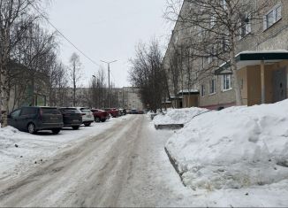 Продается 2-ком. квартира, 52 м2, Апатиты, улица Бредова, 42