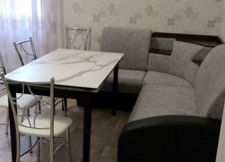 Сдается двухкомнатная квартира, 66 м2, Оренбургская область, улица Победы, 5/32