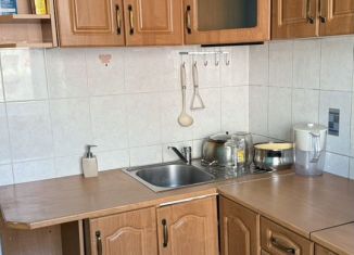 Сдается в аренду двухкомнатная квартира, 56 м2, Абакан, улица Крылова, 106