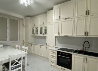 Сдается трехкомнатная квартира, 110 м2, Чечня, улица Сайханова, 133