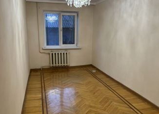 Продаю 3-комнатную квартиру, 75 м2, Владикавказ, улица Гугкаева, 22/2, 5-й микрорайон