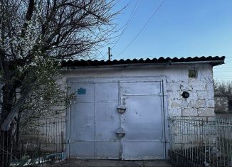 Продаю гараж, 30 м2, Астраханская область, улица Агурина