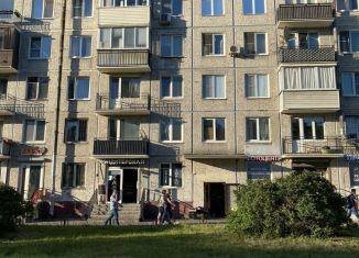 Сдам в аренду торговую площадь, 12 м2, Санкт-Петербург, метро Купчино, улица Ленсовета, 70