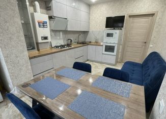 Сдается 2-ком. квартира, 65 м2, Таганрог, улица Адмирала Крюйса, 19