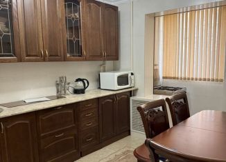 Сдам в аренду 2-ком. квартиру, 54 м2, Грозный, улица А.А. Айдамирова, 131к6, микрорайон Ипподромный