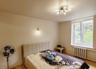 Сдаю двухкомнатную квартиру, 50 м2, Геленджик, улица Розы Люксембург, 1