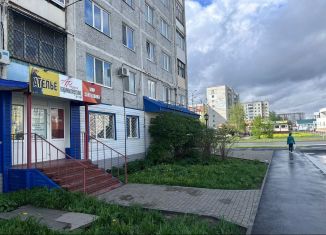 Сдаю в аренду торговую площадь, 47 м2, Тобольск, 7-й микрорайон, 21