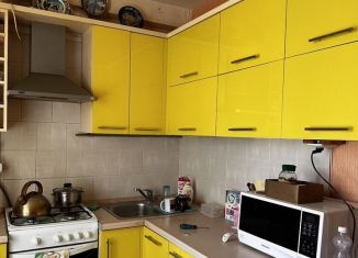 Сдается в аренду четырехкомнатная квартира, 60 м2, Йошкар-Ола, улица Строителей, 42, микрорайон 9А