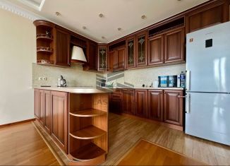 Сдам 3-ком. квартиру, 90 м2, Сочи, улица Орджоникидзе, 24, микрорайон Центральный