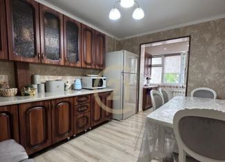 Продается 3-комнатная квартира, 70 м2, Грозный, улица У.А. Садаева, 49, 6-й микрорайон