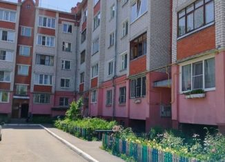 Продается 3-комнатная квартира, 64 м2, посёлок городского типа Медведево, Советская улица, 8