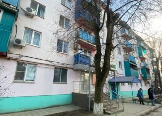 Продается 3-комнатная квартира, 58 м2, Калмыкия, улица Юрия Клыкова, 130