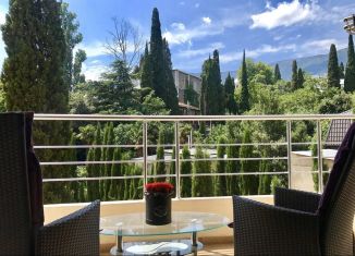 Сдается трехкомнатная квартира, 70 м2, Ялта, улица Ломоносова, 25