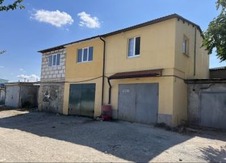 Продам гараж, 30 м2, посёлок городского типа Новоозёрное