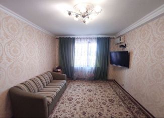 Сдается двухкомнатная квартира, 53 м2, Дагестан, улица Халилова, 30