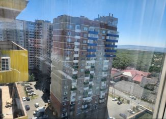 Сдача в аренду 2-ком. квартиры, 70 м2, Ставрополь, улица Доваторцев, 90