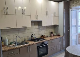 Продам 2-ком. квартиру, 62 м2, Октябрьский, улица Куйбышева, 3