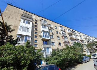 Продажа 2-комнатной квартиры, 49.8 м2, Судак, улица Айвазовского, 23