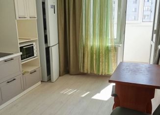 Сдам в аренду 1-ком. квартиру, 35 м2, Крымск, улица Надежды, 11