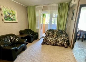 Сдается в аренду трехкомнатная квартира, 60 м2, Сочи, улица Калинина, 36, микрорайон Черемушки