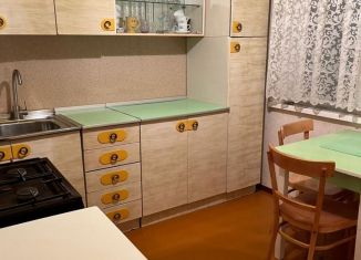 Сдаю в аренду трехкомнатную квартиру, 72 м2, Махачкала, проспект Али-Гаджи Акушинского, 16, Кировский внутригородской район