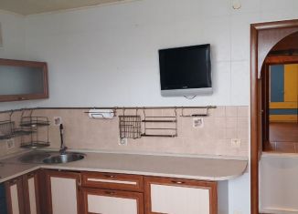 Трехкомнатная квартира на продажу, 76.5 м2, Жуков, улица Рогачёва, 4