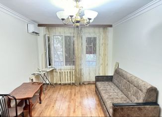 Сдам в аренду 2-ком. квартиру, 44 м2, Грозный, проспект Мохаммеда Али, 27Б, 1-й микрорайон