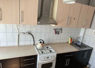 Сдаю трехкомнатную квартиру, 60 м2, Строитель, улица Ленина, 17