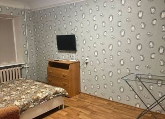 Сдам в аренду 1-ком. квартиру, 30 м2, Новочеркасск, улица Крылова, 5