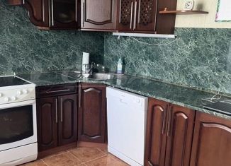 Трехкомнатная квартира в аренду, 60 м2, Тобольск, 4-й микрорайон, 14