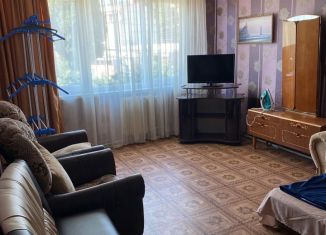 Сдам в аренду 3-комнатную квартиру, 52 м2, Алушта, Коллективная улица, 8