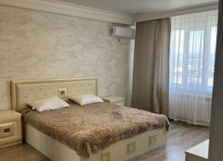 Сдаю 2-ком. квартиру, 80 м2, Каспийск, улица Зейнудина Батманова, 16