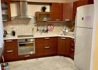 Сдам в аренду двухкомнатную квартиру, 65 м2, Уфа, улица Лесотехникума, 26/2