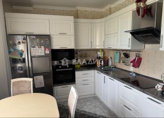 Двухкомнатная квартира на продажу, 99 м2, Тобольск, 10-й микрорайон, 63А