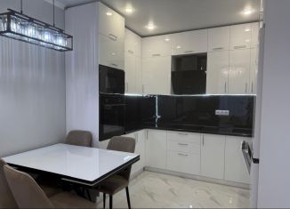 Сдам в аренду двухкомнатную квартиру, 45 м2, Астрахань, улица Бехтерева, 2В, ЖК Атмосфера