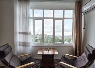 Сдаю 2-ком. квартиру, 65 м2, Сочи, Альпийская улица, 27, микрорайон Завокзальный