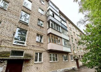 Продаю двухкомнатную квартиру, 47 м2, Великие Луки, улица Малышева, 22