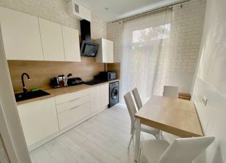 Сдается в аренду двухкомнатная квартира, 55 м2, посёлок городского типа Яблоновский, улица Тургеневское Шоссе, 1Дк3