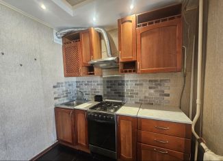 Сдаю однокомнатную квартиру, 38 м2, Псков, улица Майора Доставалова, 1