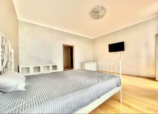 Сдается однокомнатная квартира, 70 м2, Санкт-Петербург, 14-я линия Васильевского острова, 91