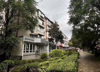 Продается трехкомнатная квартира, 66 м2, Сочи, улица Воровского, 5