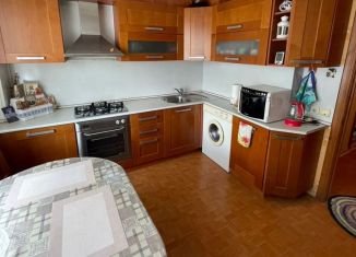 Сдам в аренду двухкомнатную квартиру, 58 м2, Нижнекамск, улица Менделеева, 39