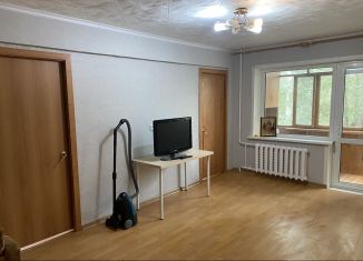 Трехкомнатная квартира в аренду, 50 м2, Омск, улица Путилова, 11, Кировский округ