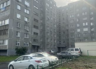 Сдается двухкомнатная квартира, 60 м2, Челябинск, улица Хохрякова